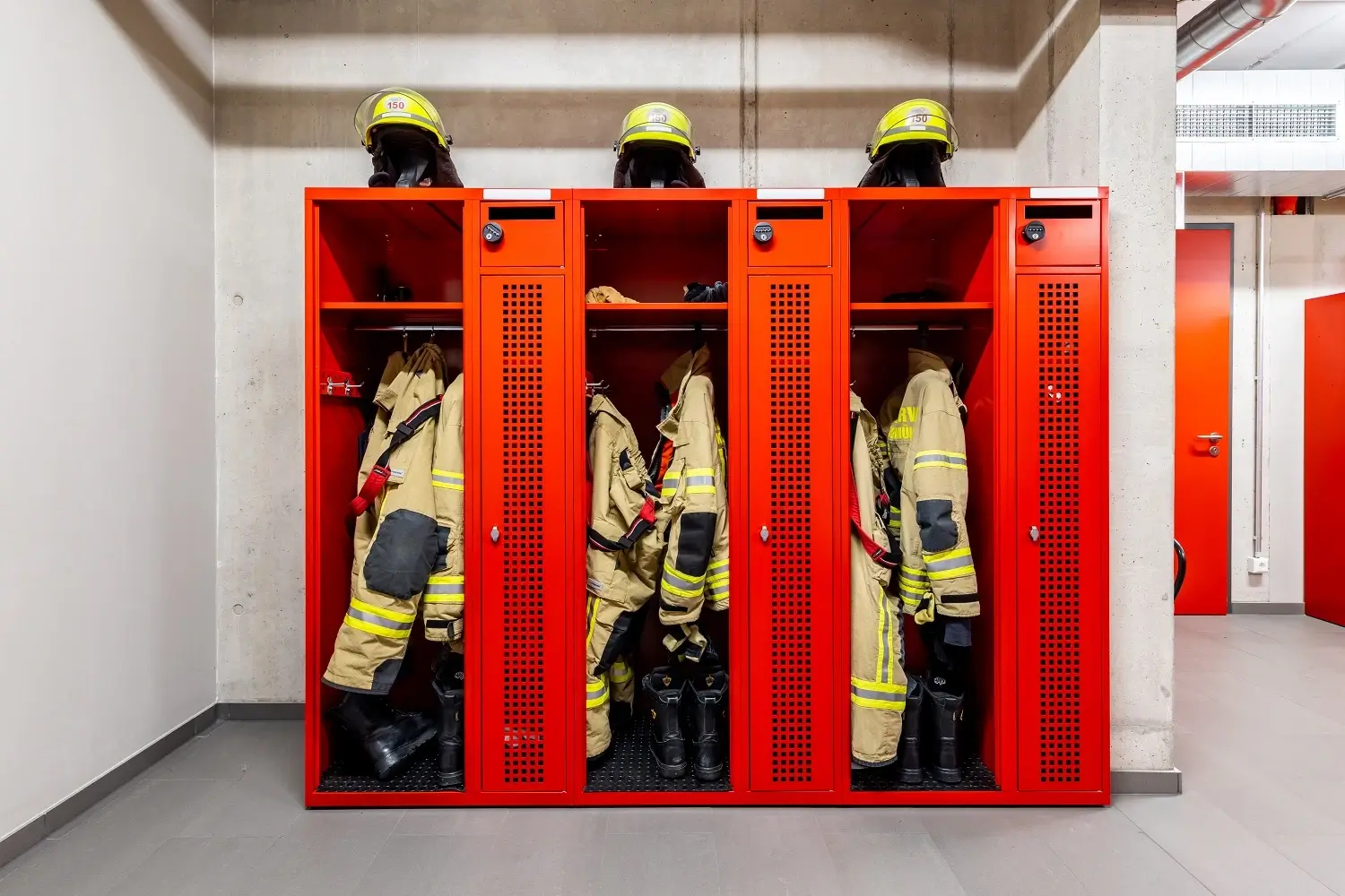 Hochwertige Feuerwehrspinde von Eurobox KG
