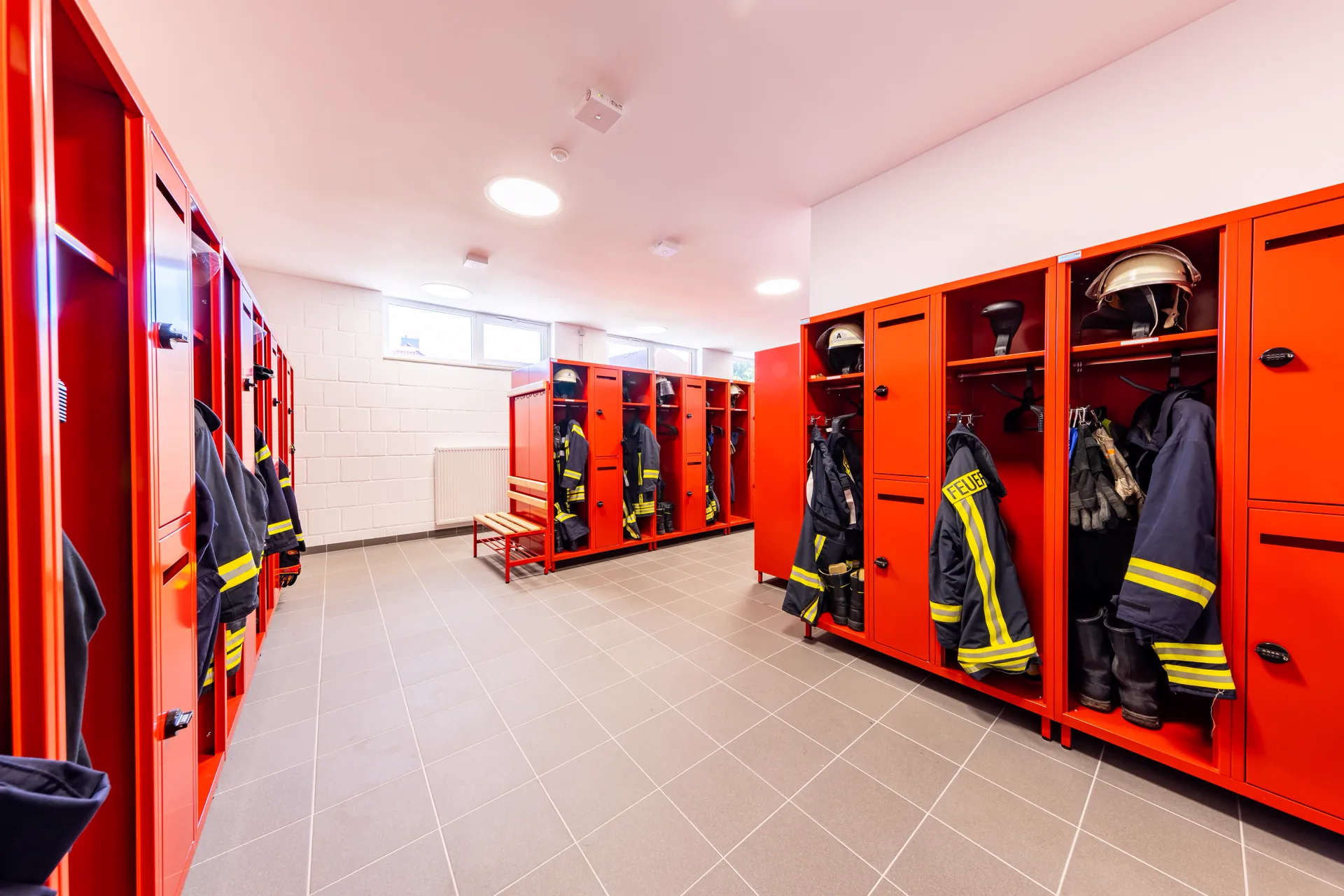 Hochwertige Feuerwehrspinde von Eurobox KG in einer Feuerwehr-Umkleide